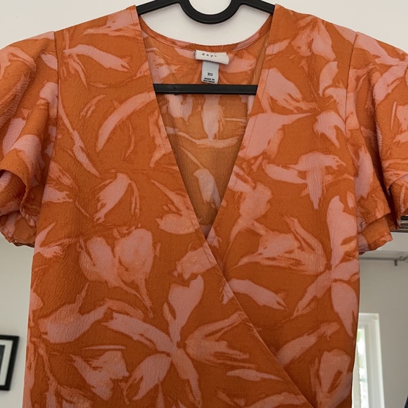 a. New day. Size XS. Collor floral tan & orang - Picture 3 of 7